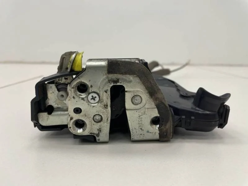 Замок двери передней левой Toyota Corolla E120 2001-2007