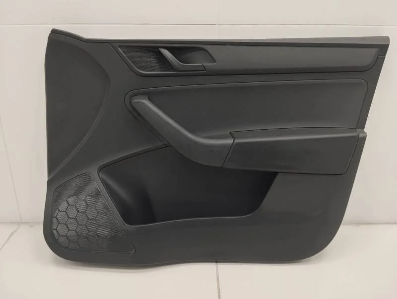 Обшивка двери передней правой Skoda Rapid 2012-2020