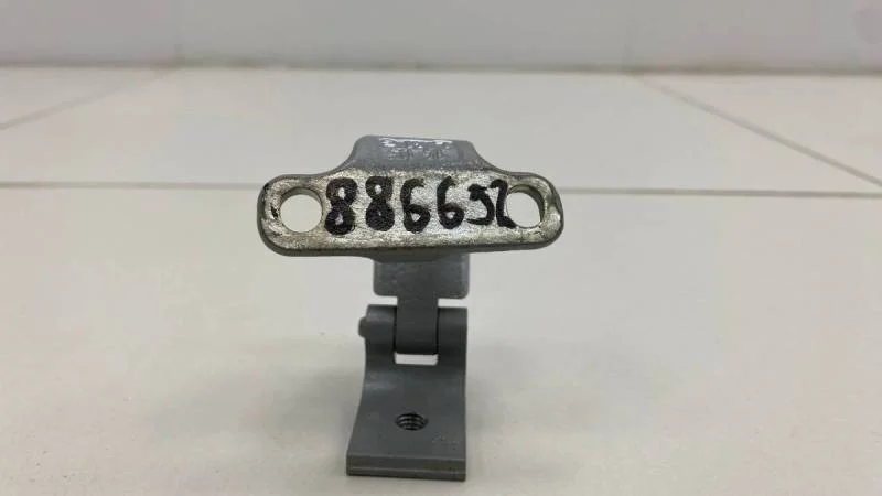 Петля двери багажника Skoda Rapid 2012-2020