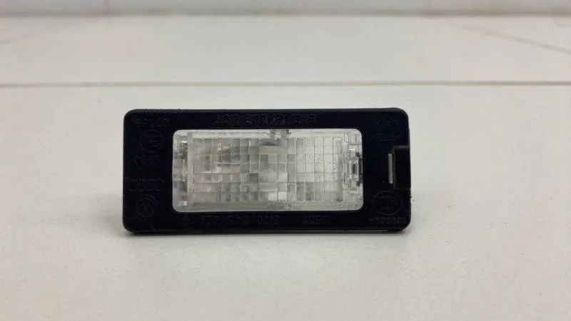 Фонарь подсветки номера Skoda Rapid 2012-2020