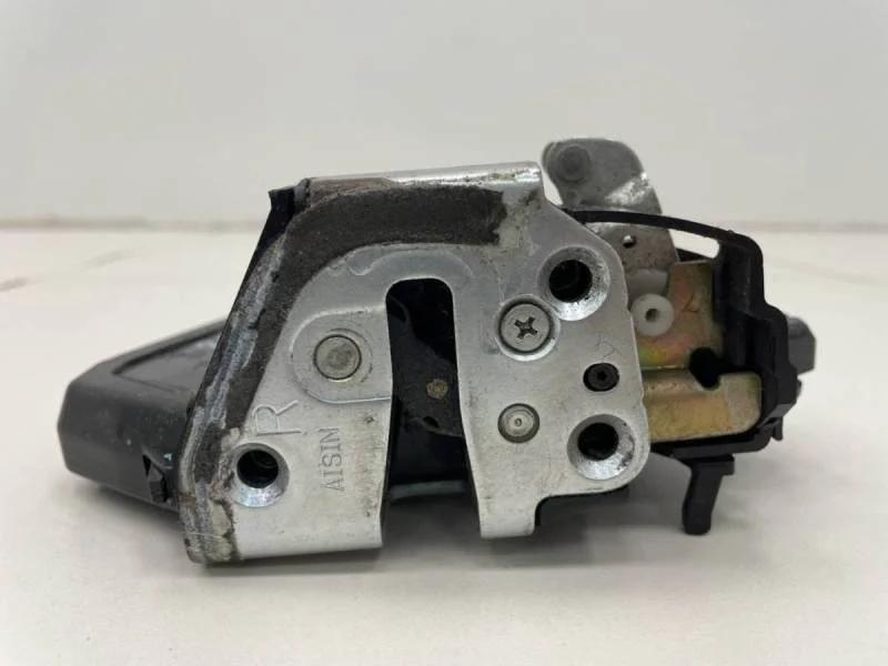 Замок двери задней правой Suzuki Grand Vitara 2005-2015