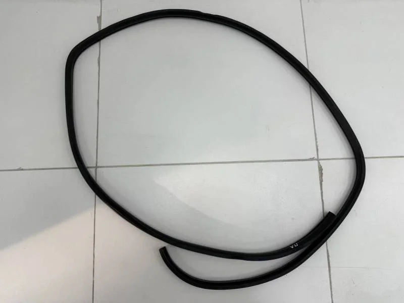 Уплотнитель проема двери передней левой Kia Rio 3 (UB) 2011-2017