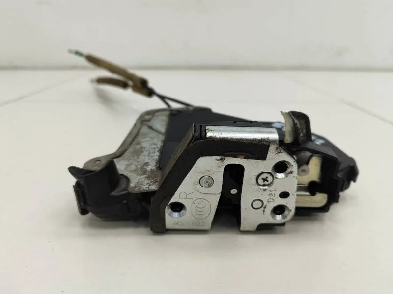 Замок двери передней правой Toyota Land Cruiser (J200) 2007-2015