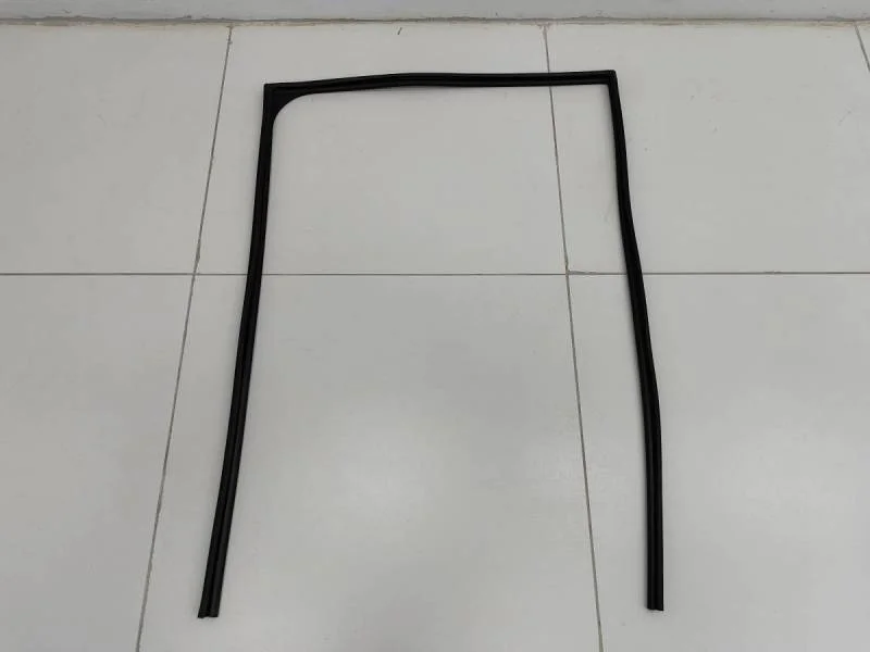 Уплотнитель стекла двери Toyota Land Cruiser (J200) 2007-2015