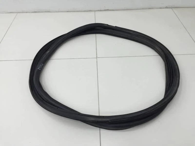 Уплотнитель багажника Toyota Land Cruiser (J200) 2007-2015