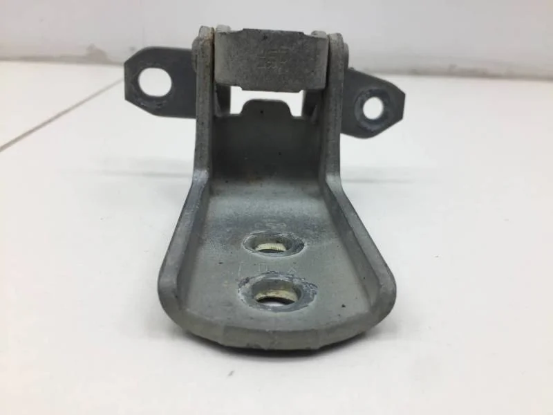 Петля двери передней правой верхняя Suzuki Grand Vitara 2005-2015