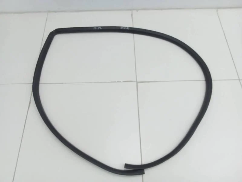 Уплотнитель проема двери передней правой Suzuki Grand Vitara 2005-2015