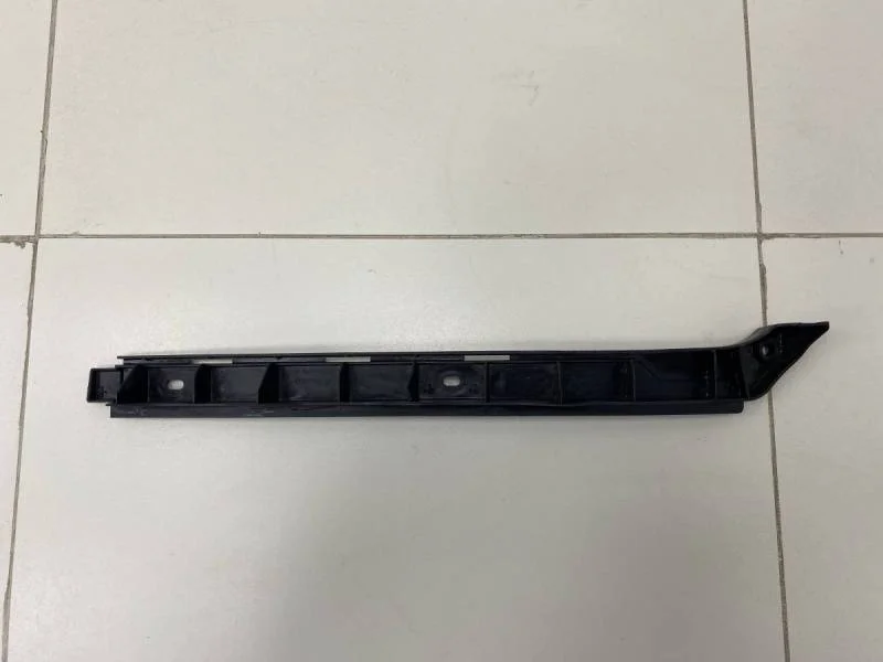 Направляющая заднего бампера правая Skoda Octavia (A5 1Z-) 2004-2013