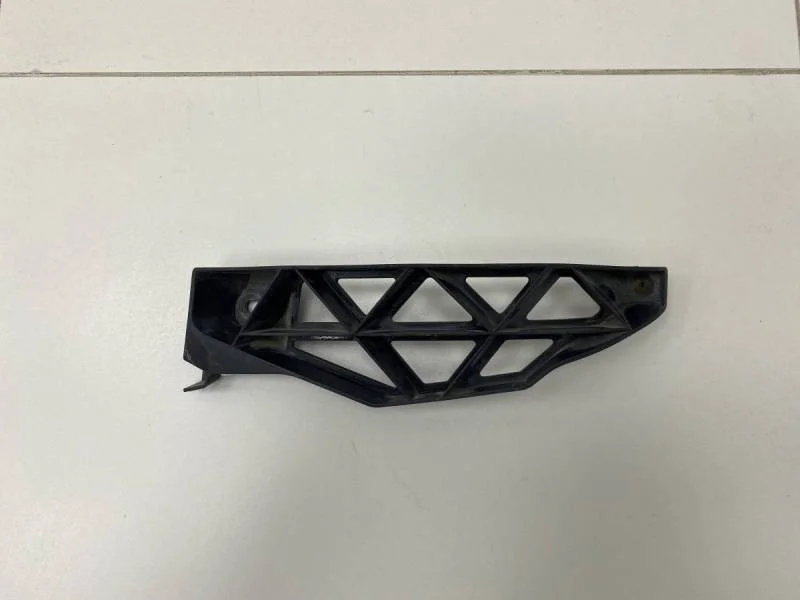 Направляющая заднего бампера правая Skoda Octavia (A5 1Z-) 2004-2013