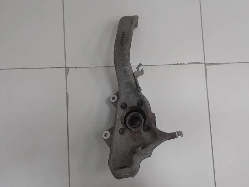 Кулак поворотный передний левый BMW X5 E70 2007-2013