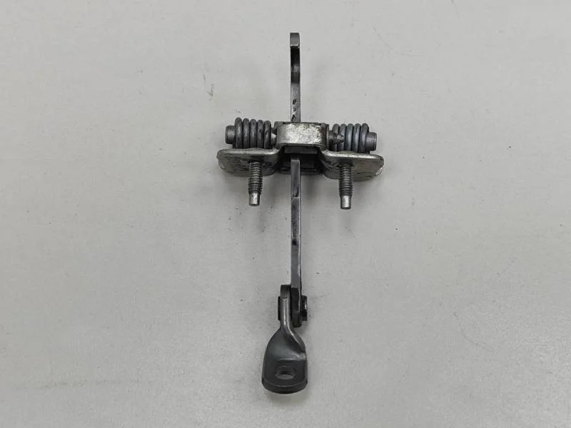 Ограничитель двери Renault Sandero 2009-2014