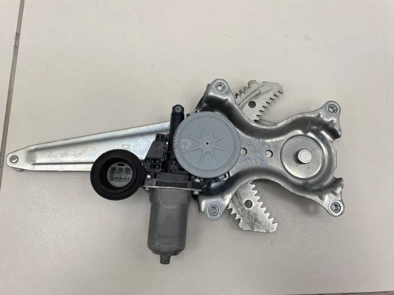 Стеклоподъемник электр. задний правый Toyota Rav 4 (A40) 2013>