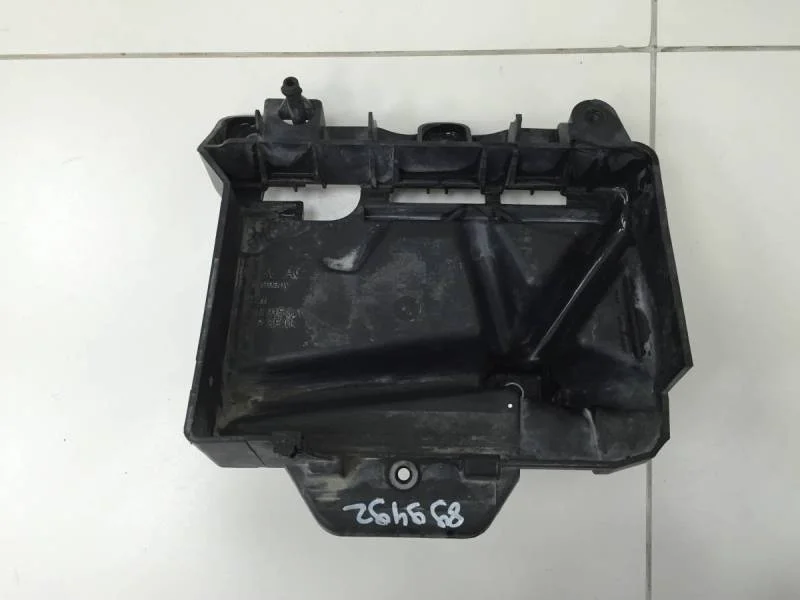 Крепление АКБ (корпус / подставка) Volkswagen Polo (Sed RUS) 2011>