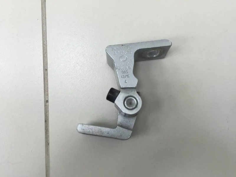 Петля двери Volkswagen Polo (Sed RUS) 2011>