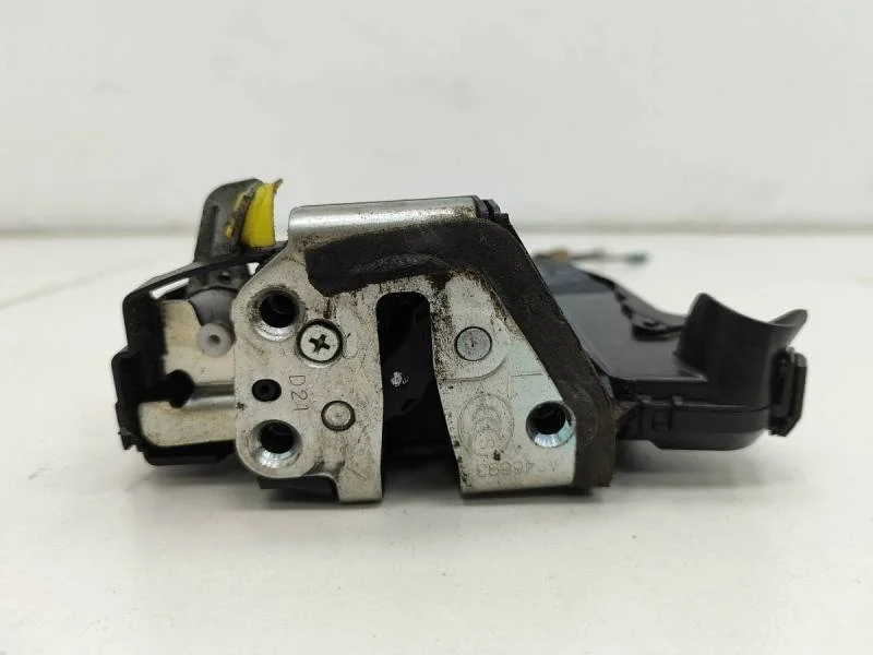 Замок двери передней левой Toyota Corolla E150 2006-2013