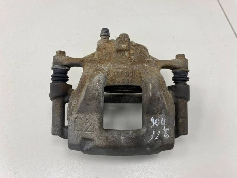 Суппорт передний правый Toyota Corolla E180 2013>