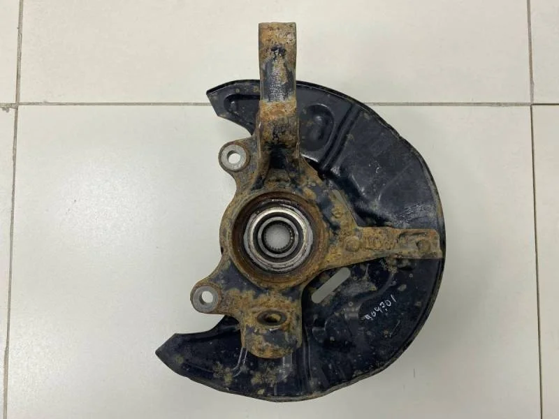 Кулак поворотный передний правый Toyota Avensis (T250) 2003-2009