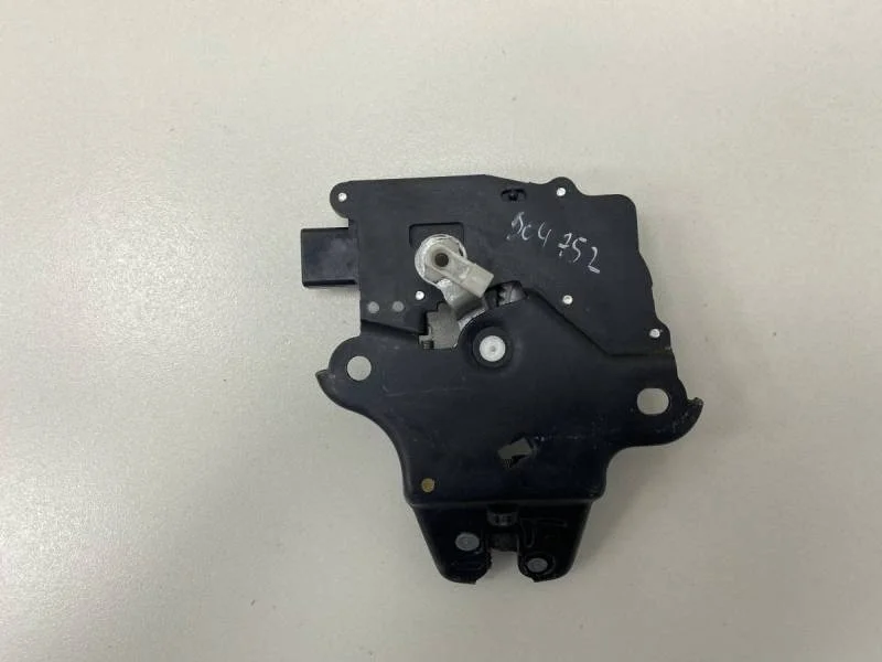 Замок багажника Toyota Avensis (T250) 2003-2009