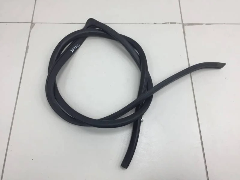 Уплотнитель проема двери передней правой Toyota Avensis (T250) 2003-2009