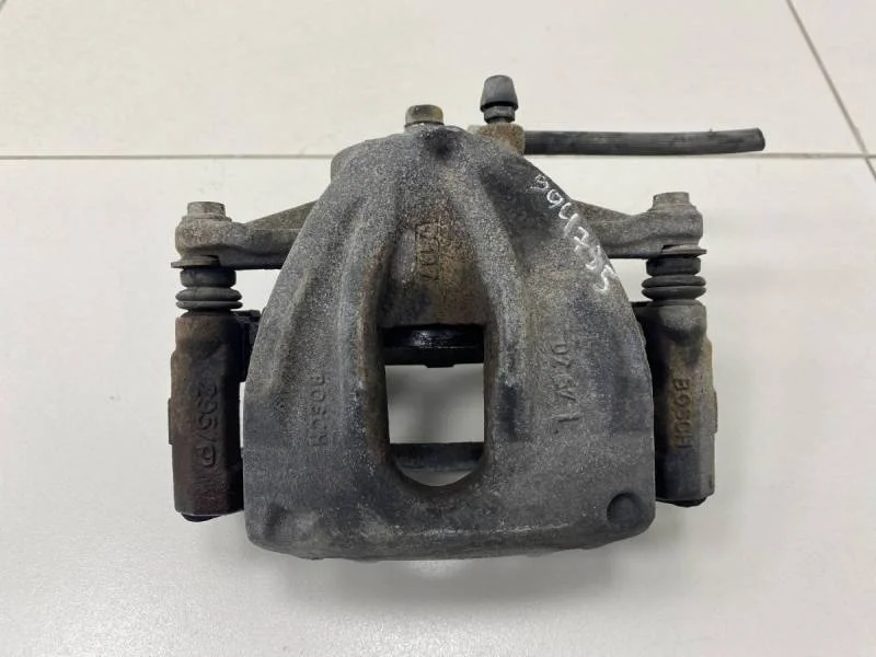 Суппорт передний левый Toyota Avensis (T250) 2003-2009