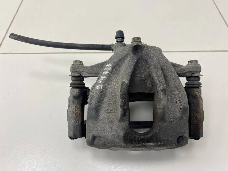 Суппорт передний правый Toyota Avensis (T250) 2003-2009