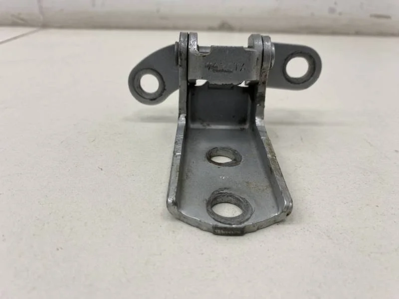 Петля двери задней правой нижняя Toyota Avensis (T250) 2003-2009