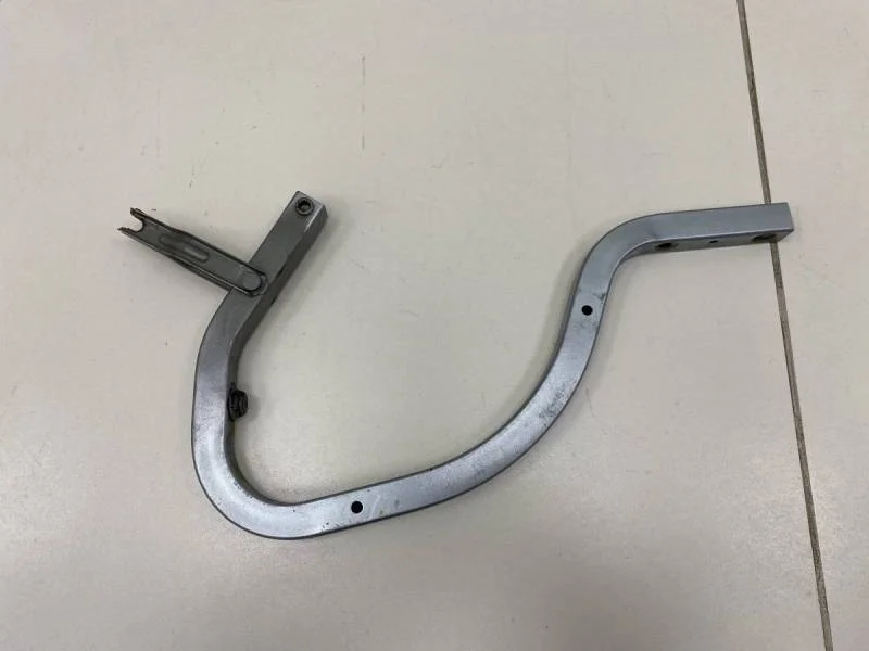 Петля крышки багажника Toyota Avensis (T250) 2003-2009