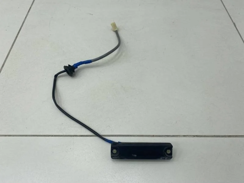 Кнопка открывания багажника Toyota Avensis (T250) 2003-2009