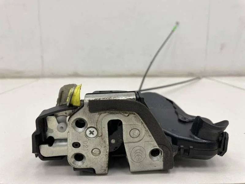 Замок двери передней левой Toyota Avensis (T250) 2003-2009