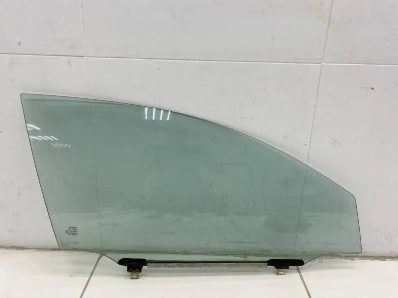 Стекло двери передней правой Toyota Avensis (T250) 2003-2009