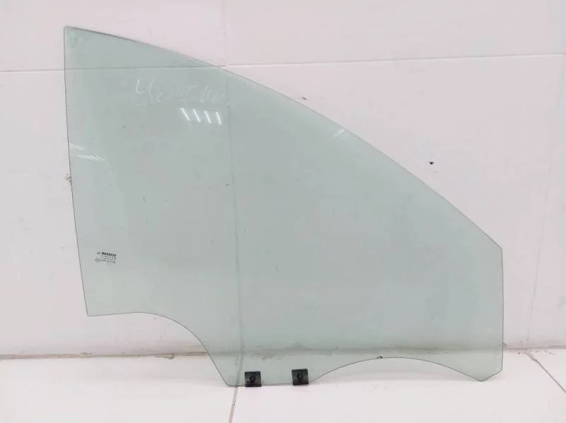 Стекло двери передней правой Renault Sandero 2014>