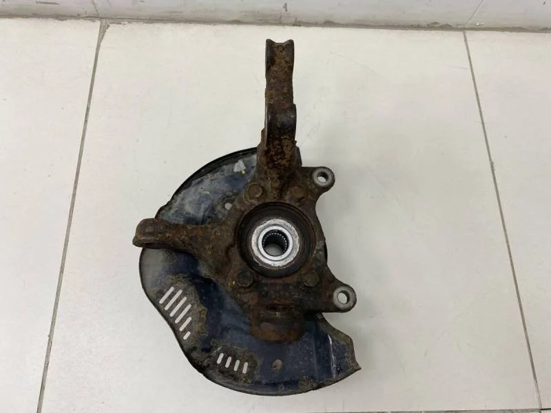 Кулак поворотный передний левый Toyota Corolla E150 2006-2013