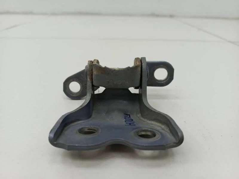 Петля двери передней правой нижняя Toyota Corolla E120 2001-2007