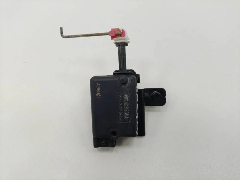 Активатор замка багажника Renault Sandero 2009-2014