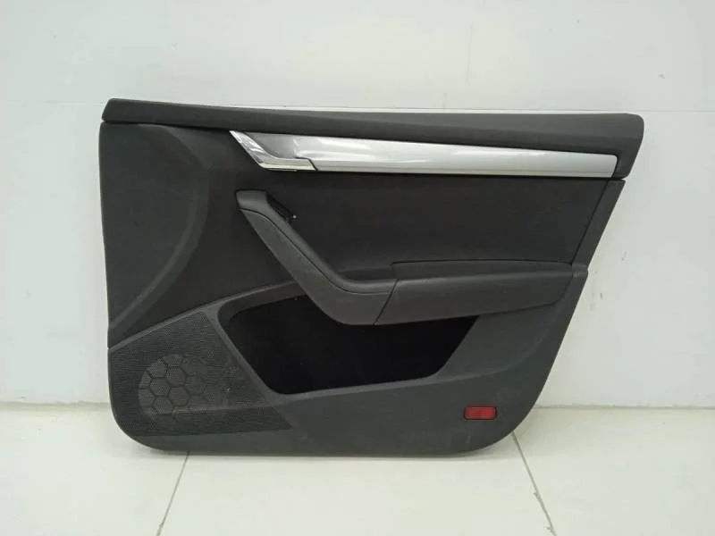 Обшивка двери передней правой Skoda Octavia (A7) 2013>