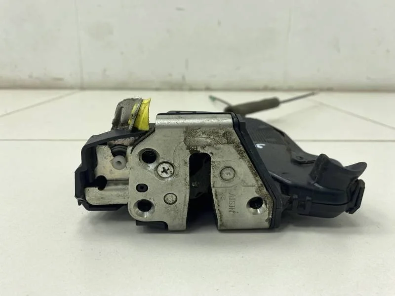 Замок двери передней левой Toyota Corolla E120 2001-2007