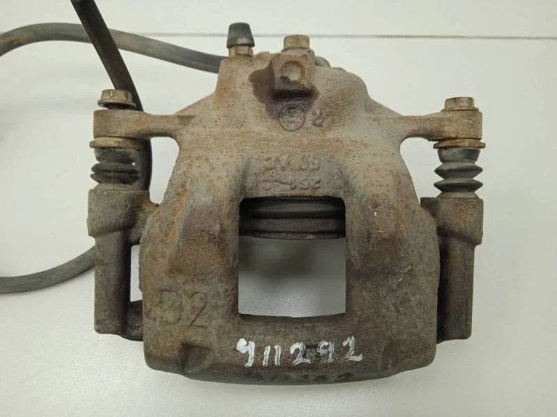 Суппорт передний правый Toyota Corolla E180 2013>