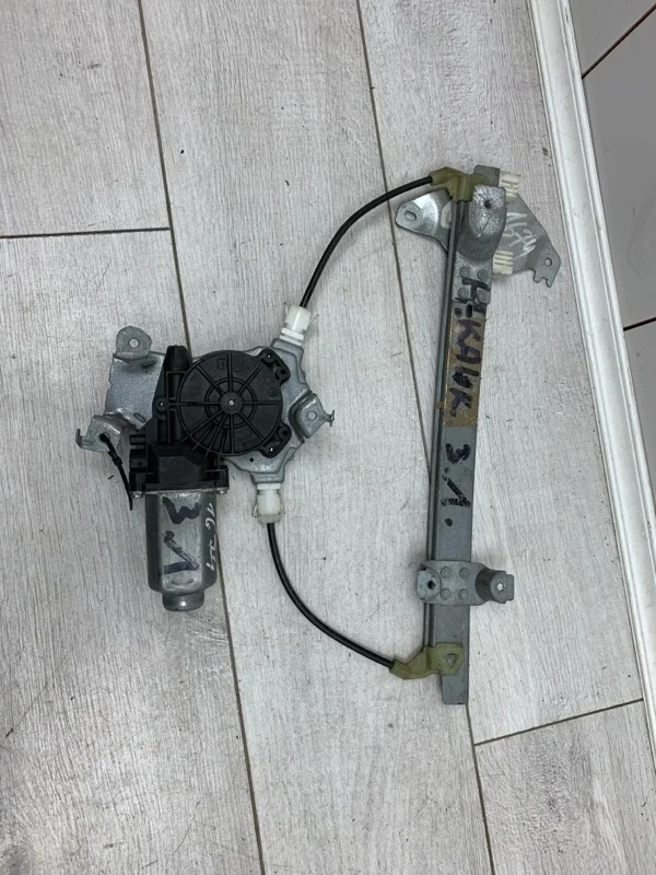 Стеклоподъемник электрический Nissan Qashqai 2007 82701JD400, задний левый
