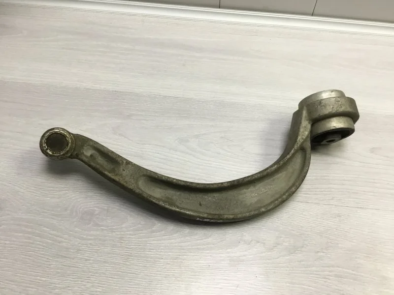 Рычаг подвески Audi A4 2003 8K0407696G 1.6, передний правый