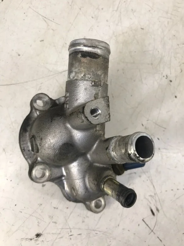 Корпус термостата Nissan X-Trail 2004 03C133062A ВНЕДОРОЖНИК QR20DE