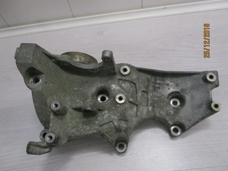 Кронштейн генератора Audi A6 2002 06D903143C 2