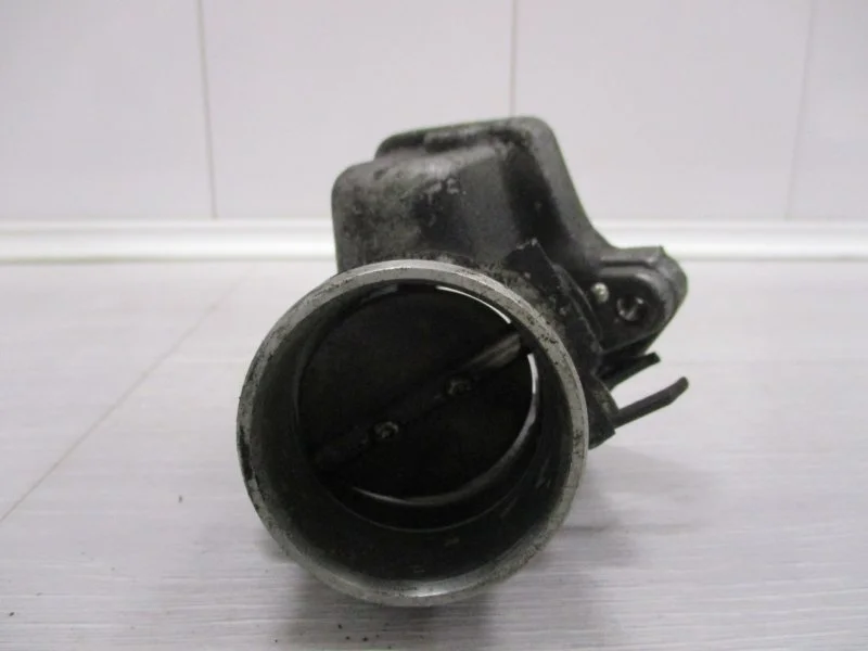 Заслонка дроссельная Volkswagen Passat 2002 8D0145950E 2.5