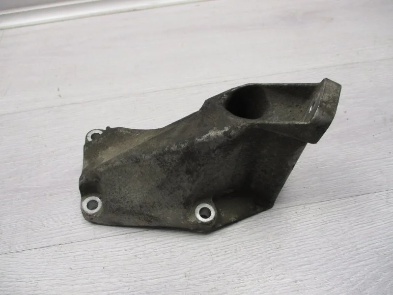 Кронштейн двигателя опорный Audi A4 2000 8D0199307P УНИВЕРСАЛ AJM