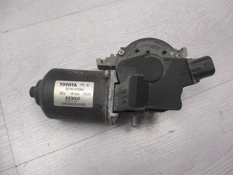 Двигатель стеклоочистителя моторчик дворников Toyota Avensis 2005 8511005060 1.8