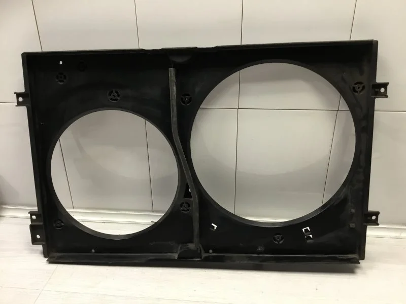 Кожух вентилятора радиатора диффузор Volkswagen Bora 2000 1J0121205B 1.6