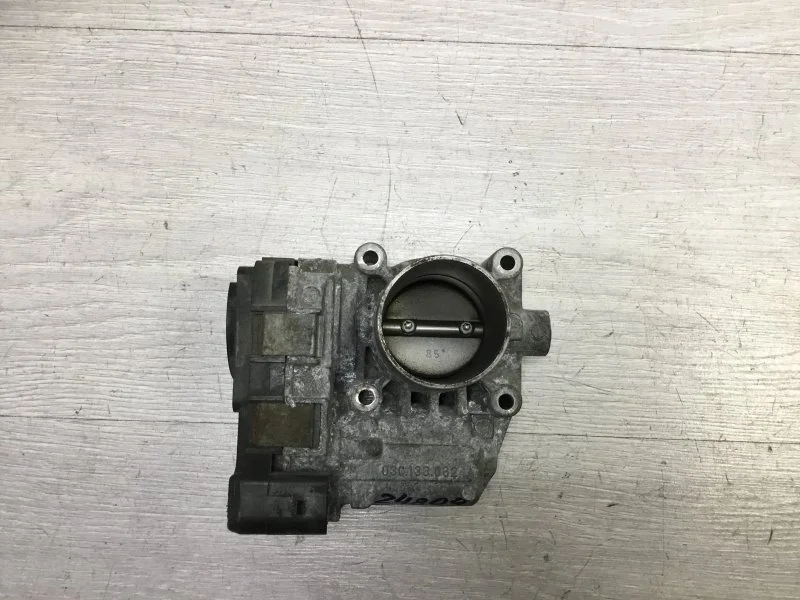 Заслонка дроссельная Volkswagen Golf 2004 036133062 BCA