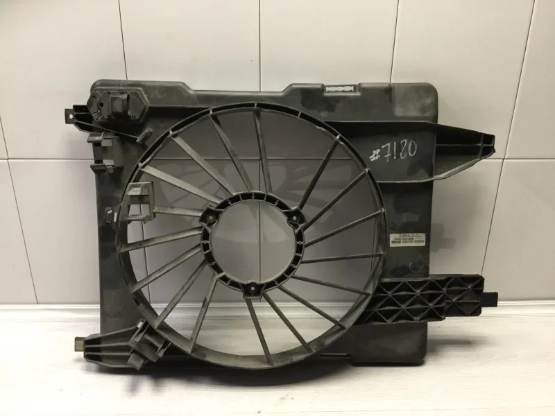 Кожух вентилятора радиатора диффузор Renault Megane 2004 7701054967 1.6