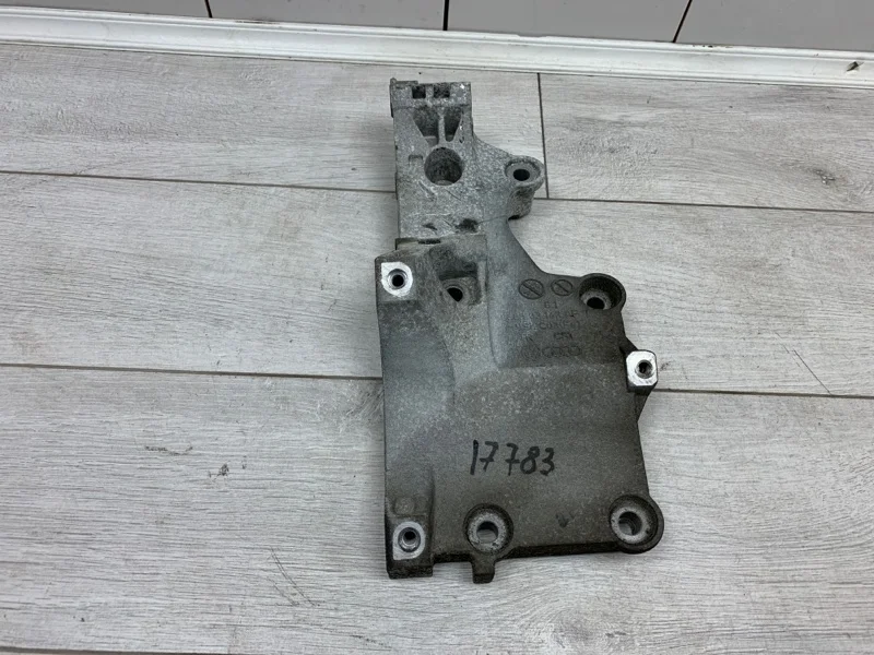 Кронштейн генератора Volkswagen Golf 2007 038903143AF УНИВЕРСАЛ BLS