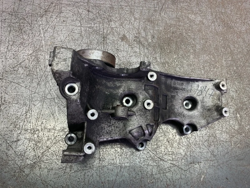 Кронштейн генератора Audi A4 2005 06D903143C УНИВЕРСАЛ ALZ