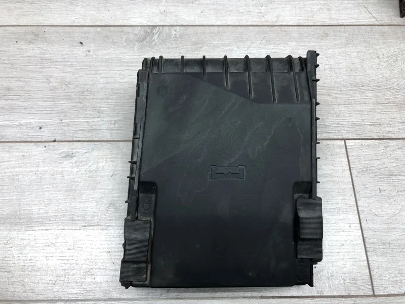 Корпус блока предохранителей Skoda Octavia 2013 1K0937132F УНИВЕРСАЛ CAYC